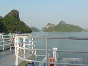 Fähre nach / Ferry to Halong Bay