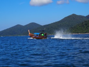 Longtail Boat auf dem Weg zum Schnorchelausflug