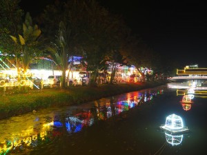 Beleuchteter Nachtmarkt