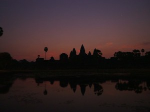 Sonnenaufgang hinter Angkor Wat
