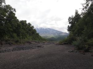 Der Rückweg geht entlang einer Lavaschneise