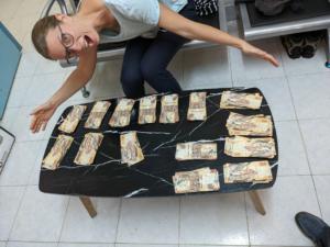 Wir müssen 143.000 in Bar bezahlen / We have to pay 143.000 in cash
