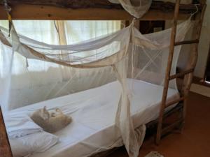 und sie hat sich zu uns ins Zimmer geschlichen / and she sneaked into our room