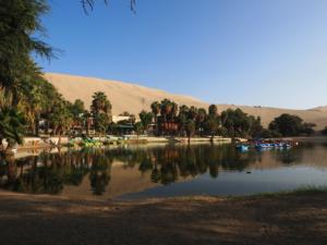 Der See der Oase, rundum sind Hostels und Restaurants