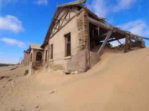 Verfallene, sandgefüllte Häuser / demolished houses full of sand