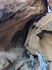 durch enge Höhlen geht's auch / we also have to squeeze through narrow passages